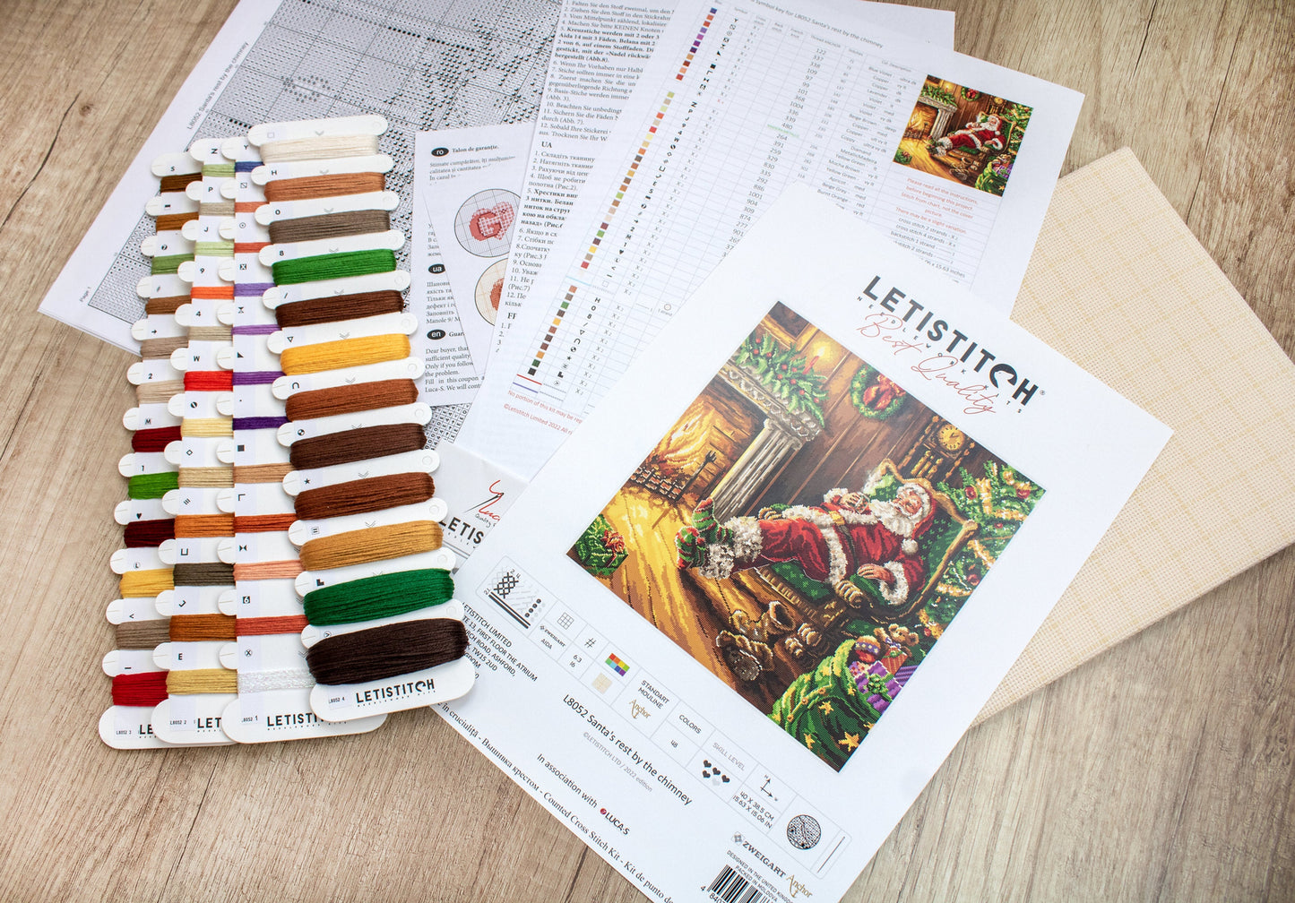 Set de brodat în cruciuliță LetiStitch - Odihna lui Moș Crăciun lângă șemineu, L8052