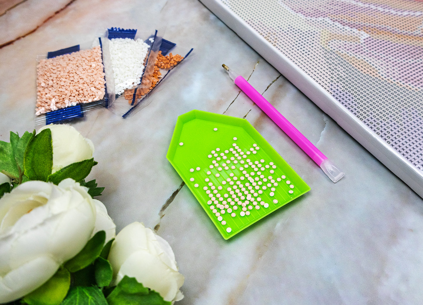 Set de pictură cu diamante înrămat LetiStitch - Floral Grace, 481-050