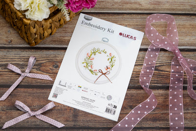 Set de brodat în cruciuliță cu cercul de brodat inclus Luca-S - Zumzet de Primăvară, BC109