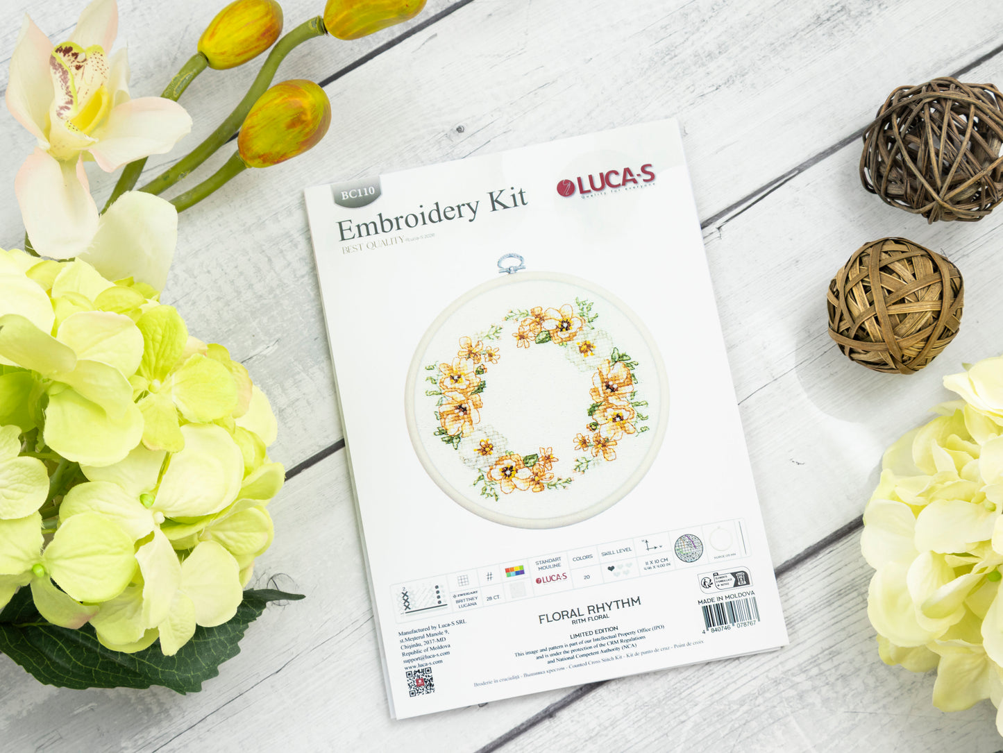 Set de brodat în cruciuliță cu cercul de brodat inclus Luca-S - Ritm Floral, BC110