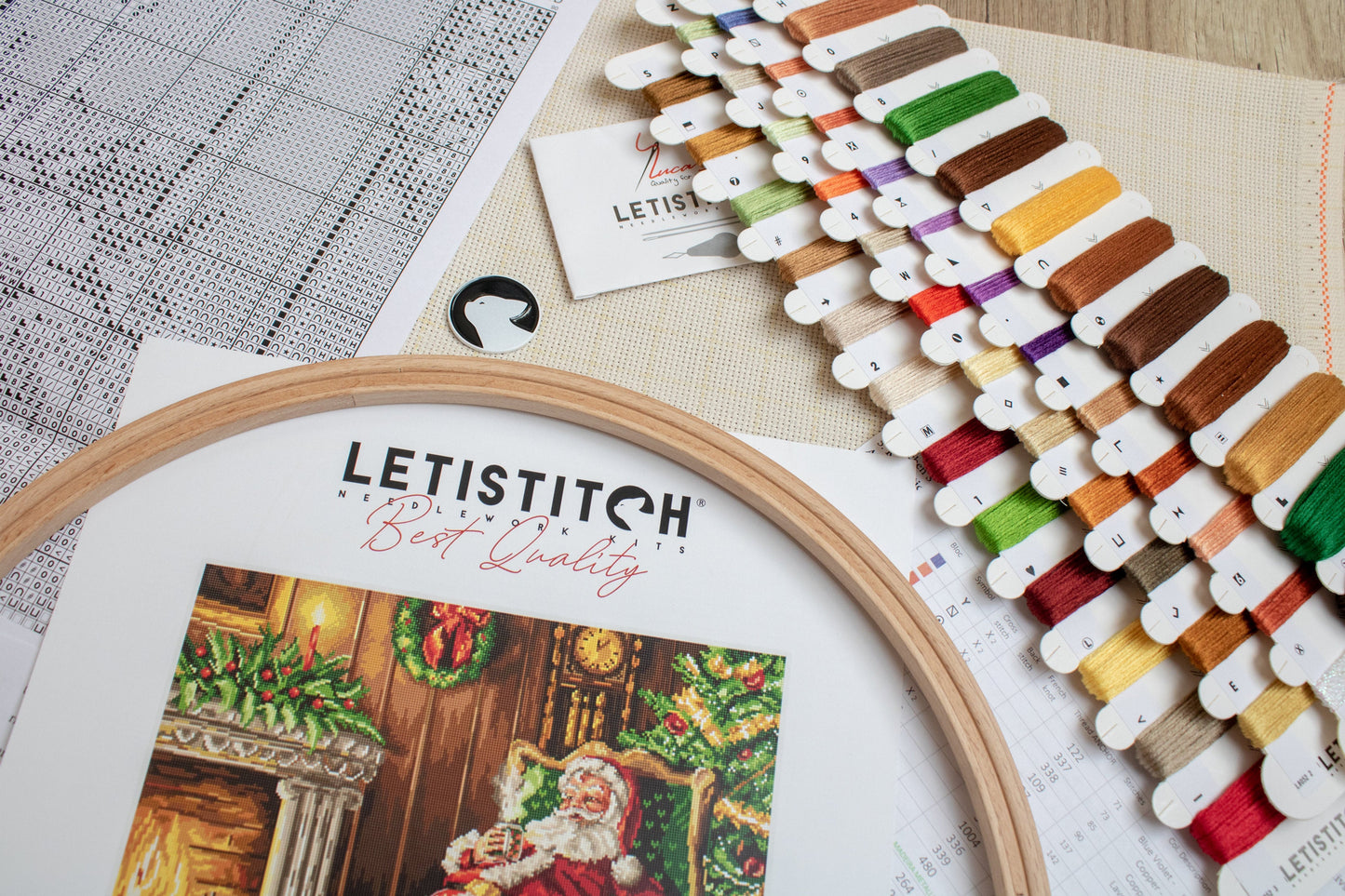 Set de brodat în cruciuliță LetiStitch - Odihna lui Moș Crăciun lângă șemineu, L8052