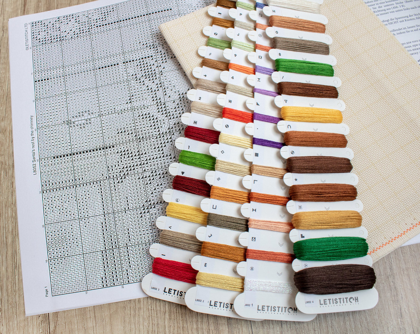 Set de brodat în cruciuliță LetiStitch - Odihna lui Moș Crăciun lângă șemineu, L8052