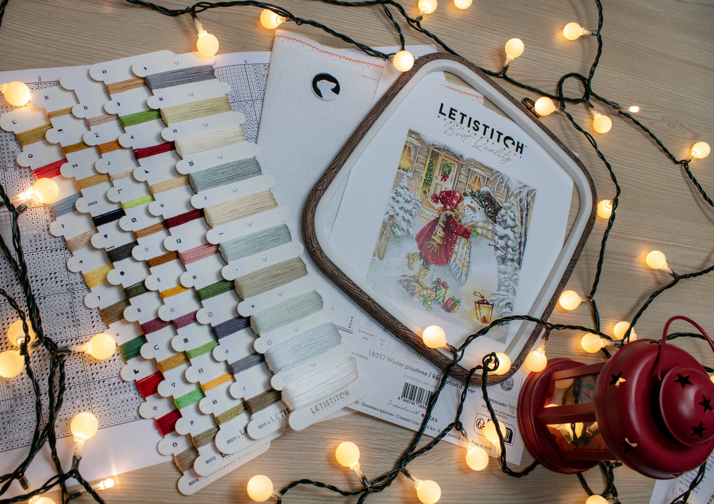 Set de brodat în cruciuliță LetiStitch - Joacă de iarnă, L8057