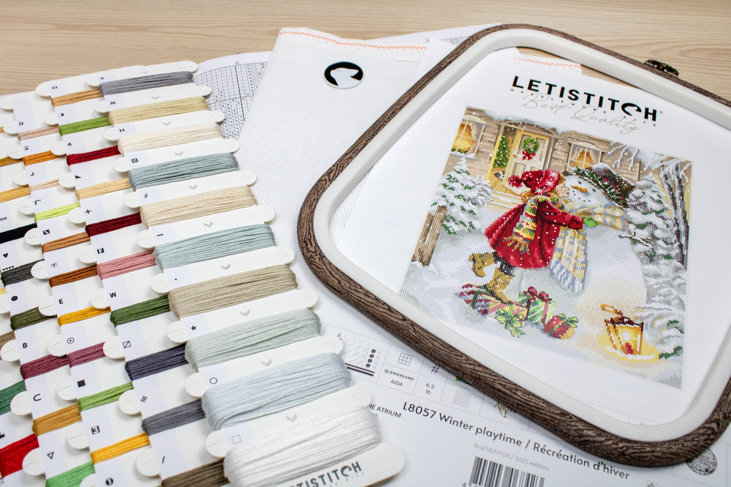 Set de brodat în cruciuliță LetiStitch - Joacă de iarnă, L8057