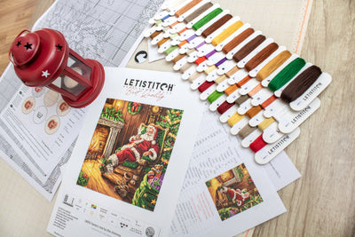Set de brodat în cruciuliță LetiStitch - Odihna lui Moș Crăciun lângă șemineu, L8052