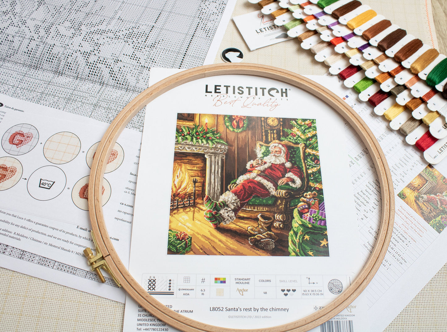 Set de brodat în cruciuliță LetiStitch - Odihna lui Moș Crăciun lângă șemineu, L8052