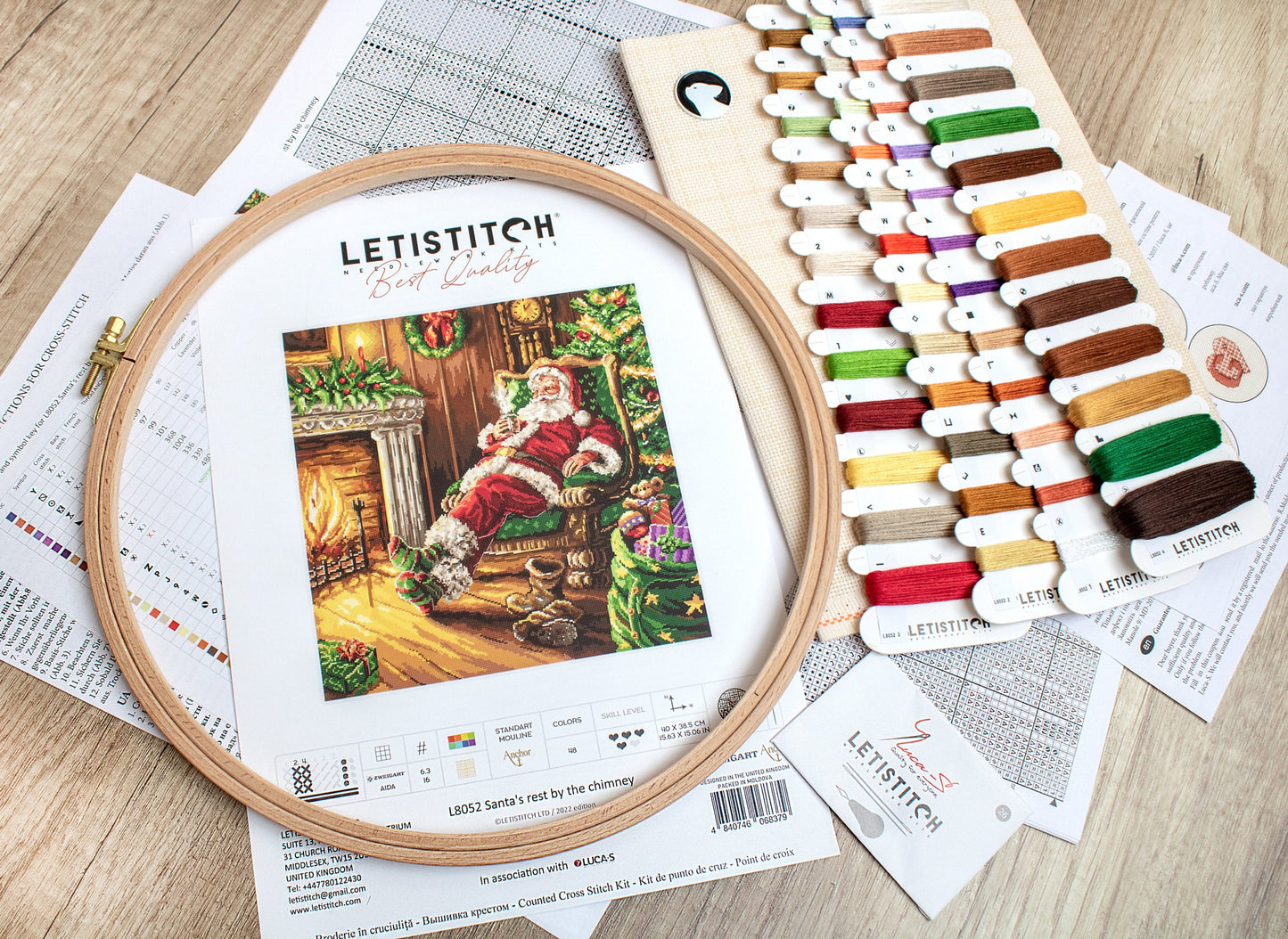 Set de brodat în cruciuliță LetiStitch - Odihna lui Moș Crăciun lângă șemineu, L8052