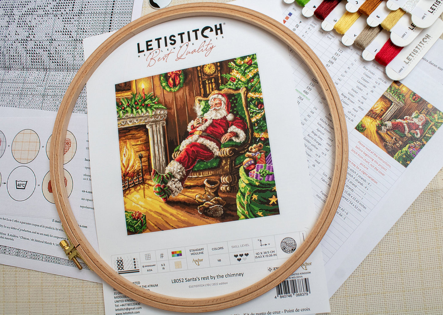 Set de brodat în cruciuliță LetiStitch - Odihna lui Moș Crăciun lângă șemineu, L8052